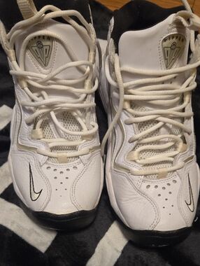 Nike. AIR PIPEN Black and White Basketball Sneakers
